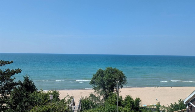 Beachbum's Beachfront 1 brm efficiency apartment- Steps from Lake Mich/Dune Park