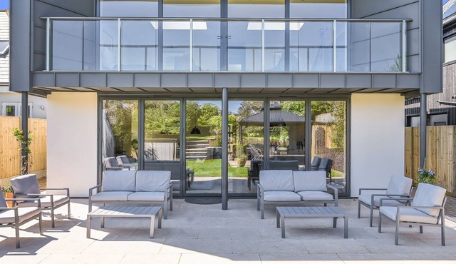 Beachcomber - a holiday by Bloom Stays let that sleeps 8 guests in 4 bedrooms