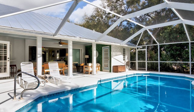 Beachcomber Bungalow: East of A1A, Heated Pool, Hot Tub & Beach Gear