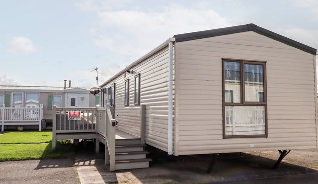 BEACHCOMBER D35, pet friendly, character holiday cottage in Towyn