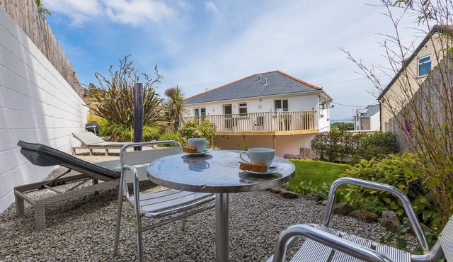 BEACHCOMBER, pet friendly, character holiday cottage in Carbis Bay