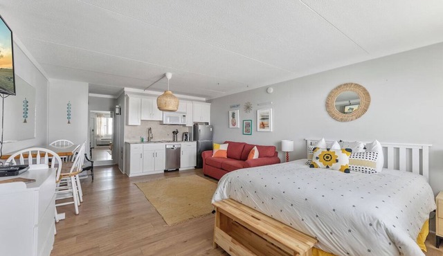 Beachcomber Resort | 1 Queen + Sofa | Avalon Beachfront