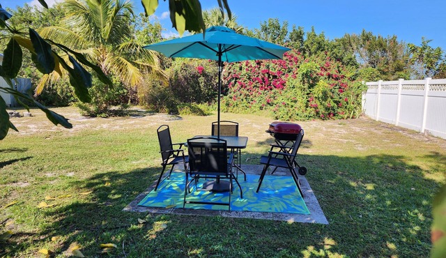 Beachcomber Villa - Your Relaxing Beach Town Getaway - Newly Remodeled, King Bed