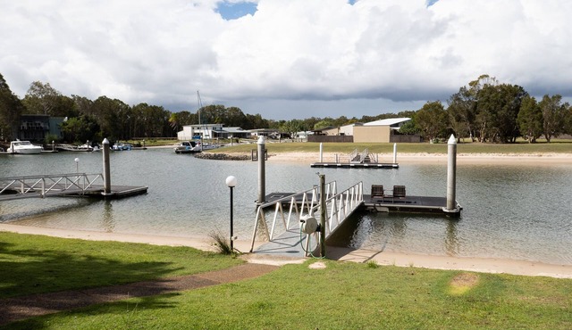 Beached At Straddie - Island retreat on Sth Stradbroke Island -boat access only