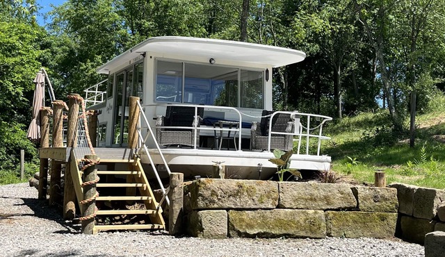 Beached houseboat with lots of character and deck jacuzzi