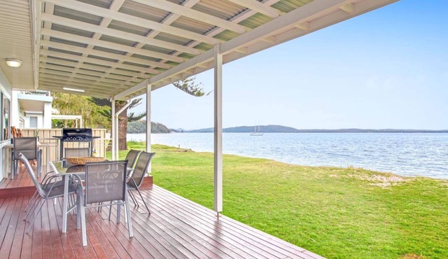 Beached Inn, 93 Foreshore Drive - Spacious beach front house