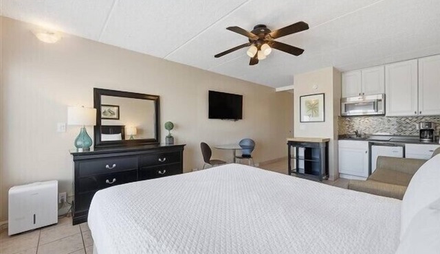 Beacher's Lodge Studio Suite (not directly oceanfront)