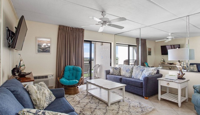 Beacher's Oceanfront Patio Plus Suite with onsite Front desk and Service