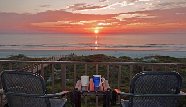 Beachers' Lodge #402 top-floor 1 bedroom condo with stunning oceanfront view