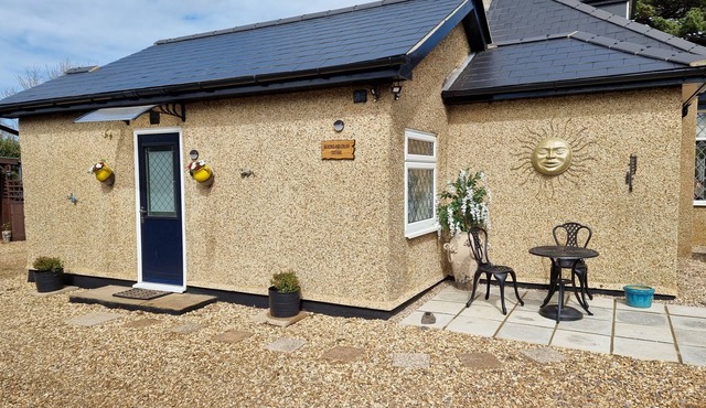Beaches and Cream Cottage - a bungalow that sleeps 2 guests in 1 bedroom