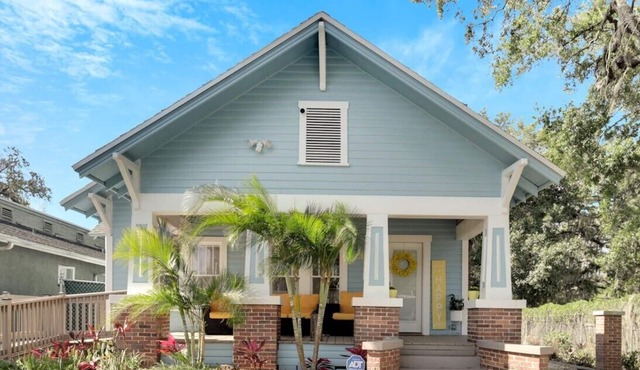 Beaches, Downtown, Breweries, Trail, Gameroom, Bikes, Kayaks & Fully Renovated!