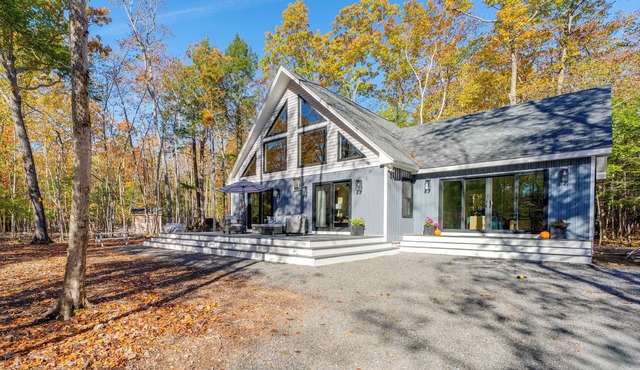 Beaches, Golf & More: Family Home on Frye Island!