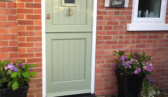 Beaches Studio is in a Fabulous Location with Views to the Shingle Bank and Iow