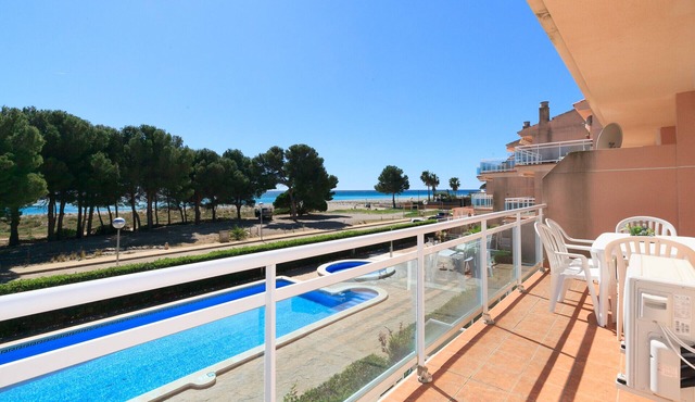 Beachfront apartment for families with pool · UHC ARCO DEL SOL 210