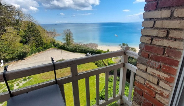 Beachfront apartment with full sea view
