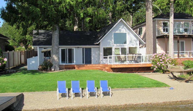 Beachfront cottage on picturesque Mason Lake