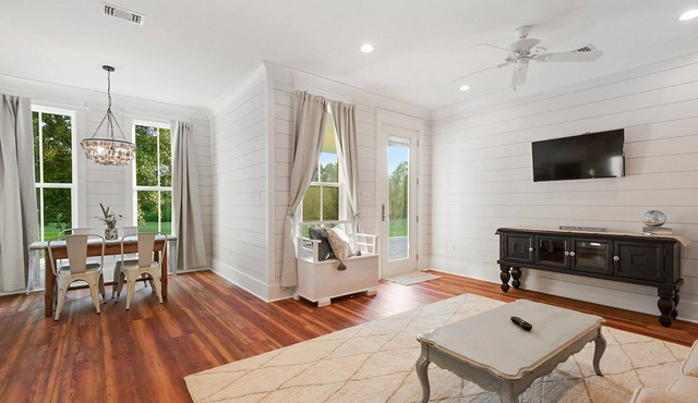 Beachfront 1 bedroom on the beach in Bay St Louis. Walking distance to Main St!