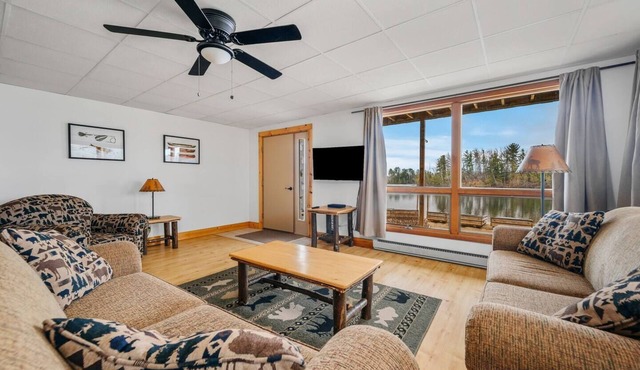 Beachfront | 10mi to TC | Pontoon Rental l Hot Tub