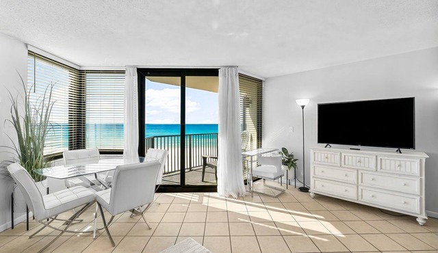 Beachfront 1BR Condo, Pools, Gym and Stunning Views!