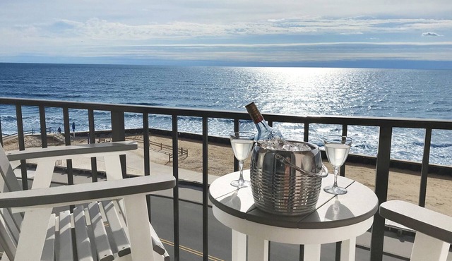 Beachfront 1Br/1Ba condo, free parking & WiFi w/Heated Pool