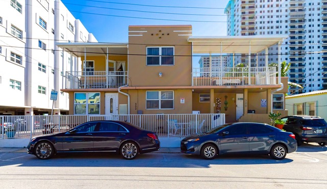 Beachfront 1BR/1BA/Ocean View Patio and Free Parking for 1 Compact Car