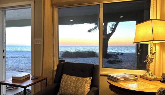 Beachfront 2/1 - Newly Remodeled right on the beach. Amazing Sunsets - D