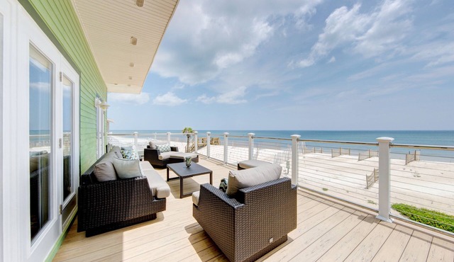 Beachfront 2 Apartments 1 House Nature all around, just 25 steps to Ocean water