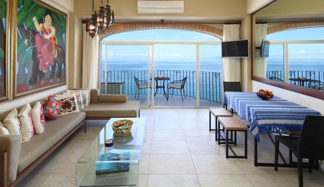 Beachfront 2 Bedroom Flat with Panoramic Ocean Views