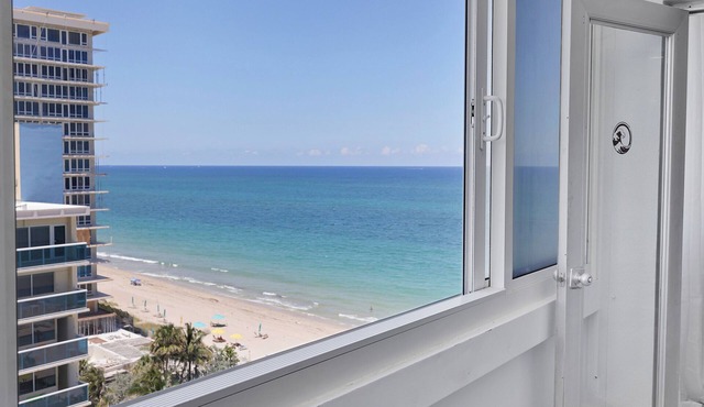 Beachfront 2-bedroom condo directly on the beach -last minute special rates