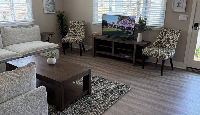 Beachfront 2-bed, 2-bath unit with AC in Seal Beach