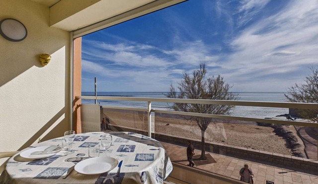 Beachfront 2-Bedroom Apartment with Terrace in Grau d'Agde