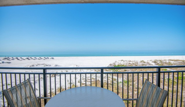 Beachfront 2 Bedrooms, Balcony, Pool + Hot Tub
