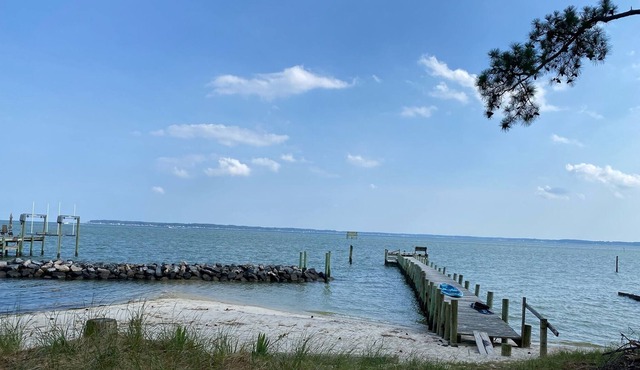Beachfront 2 BR Cottage Where the Piankatank River Meets the Chesapeake Bay