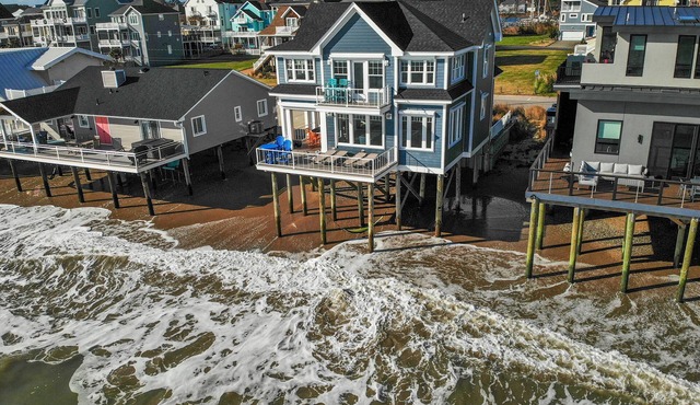 Beachfront 2 Dwellings, EV charger,25-30 mi to Busch gardens Jamestown VA Beach.