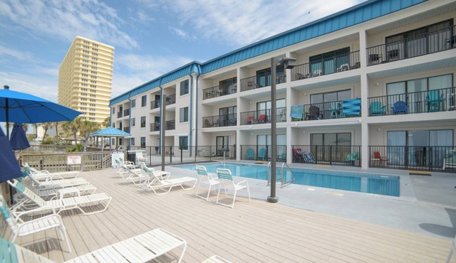 Beachfront 2Br, 2Bath Condo with pool and beautiful views. Ground Floor.