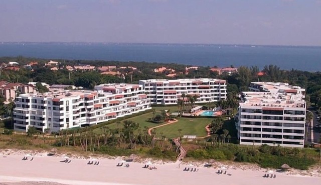 Beachfront 2BR 2 BA at Players Club by FVC