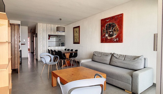 Beachfront 2BR Apartment with Parking in Carnon-Plage