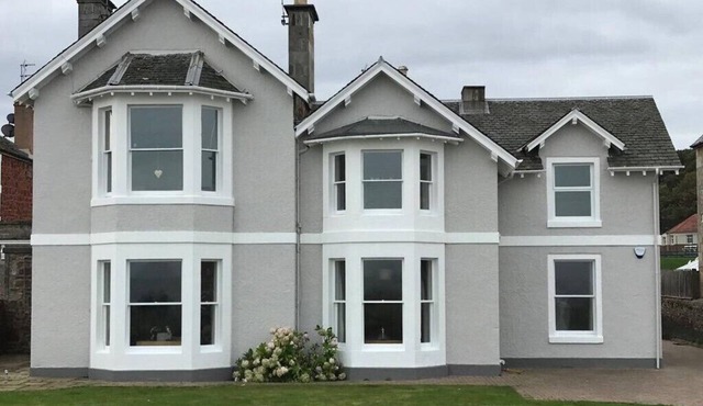 Beachfront 3 bedroom ground floor luxury holiday apartment in North Berwick with parking