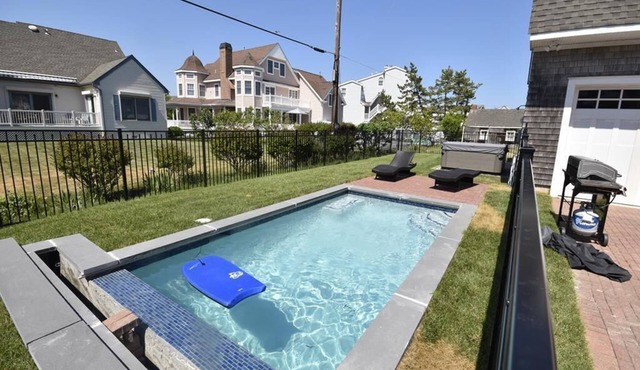 Beachfront 3-Bedroom Unit w/Pool