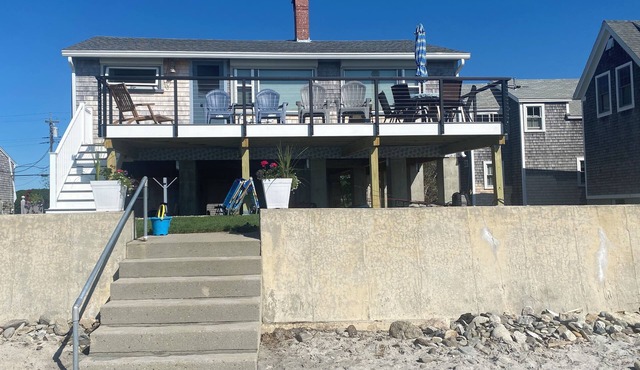 Beachfront 3-bedroom cottage, Granite Pt, AC, WiFi, Views