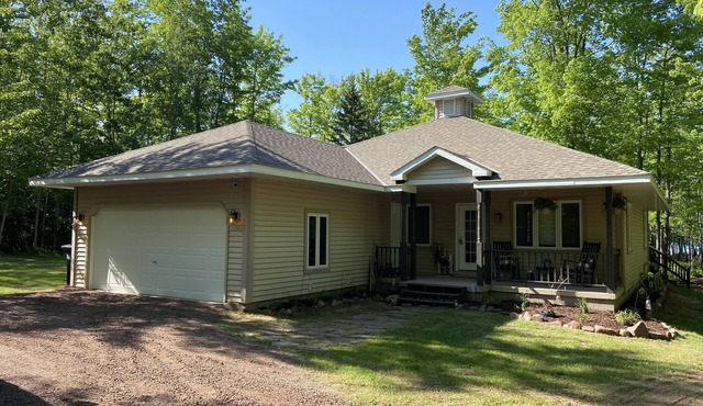 Beachfront 3-bedroom vacation home steps to Lake Superior
