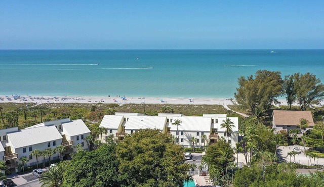Beachfront 3BR Villa with Panoramic Gulf Views & Large Shared Pool w/King Bed