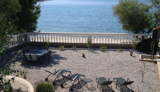 Beachfront 4 bedroom villa, panoramic sea views, air-con, & high-speed internet.