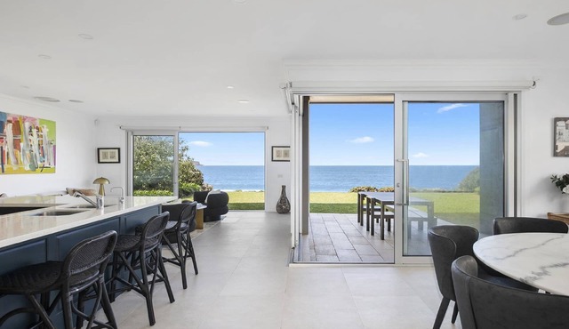 Beachfront, 5 bedrooms, 5 bathroooms!