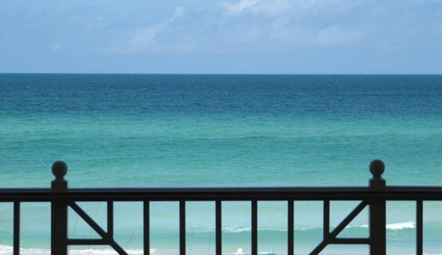 BEACHFRONT 5 star Condo 'Our Waterfront Paradise' May 02-09 Available