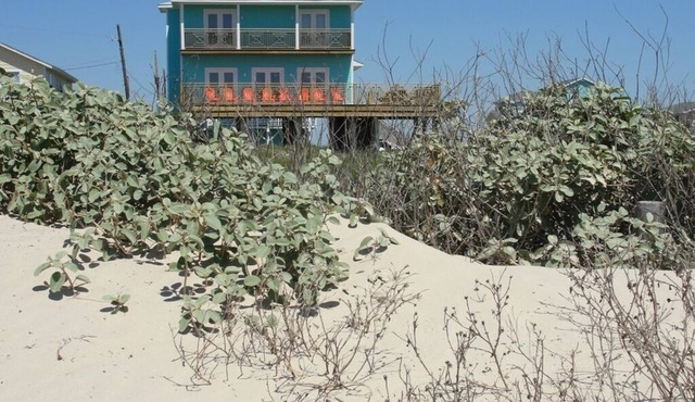 BEACHFRONT. 6 BEDROOM, 4 BATHROOMS, GREAT DECK!