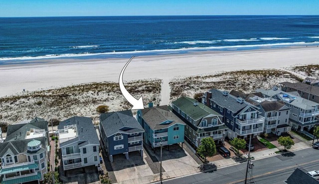 Beachfront 8BR, sleeps 24 Pet friendly, linens included, grill, 4 parking spots