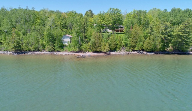 Beachfront and Lakehouse With All of the Comforts!