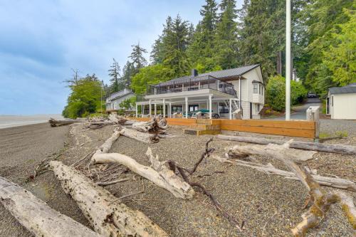 Beachfront Anderson Island Escape Rainier Views!