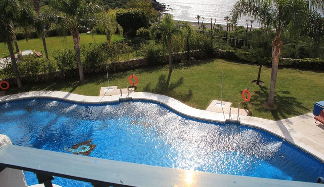 Beachfront apartment, swimming pool with salt water, gardens 2 min walk to the beach.